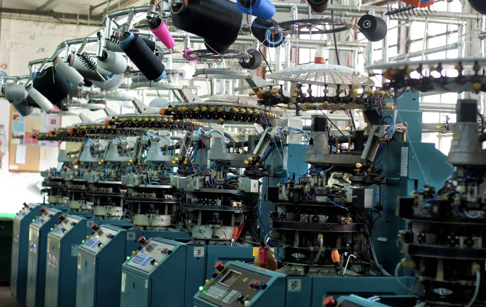 Detalhes de uma máquina de tecelagem no processo de produção