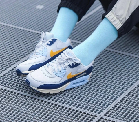Meias azul-claras em uso com tênis brancos e azuis
